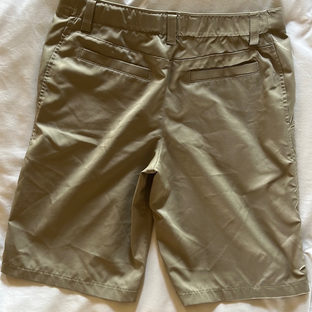 Kacki under armor activewear boys size 14 shorts
